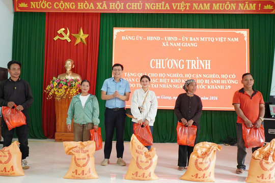 Nam Giang trao 250 suất quà cho các hộ khó khăn nhân dịp Quốc khánh 2/9