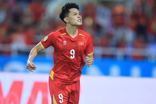 HLV Kim Sang Sik gây bất ngờ khi cất Xuân Son để trao ấn tiên phong cho Đình Bắc trước Thái Lan
