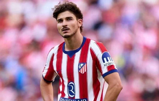 Julian Alvarez mắc kẹt tại Atletico Madrid trước sự săn đón quyết liệt từ Barcelona và Arsenal
