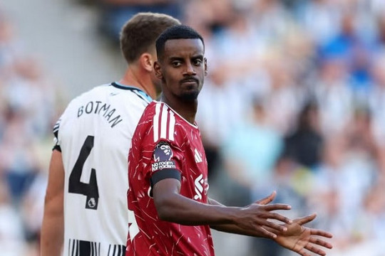 Alexander Isak lộ rõ tâm lý bất an trong ngày trở lại sân St James Park đối đầu Newcastle