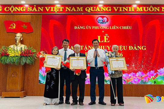 Các địa phương trao Huy hiệu Đảng cho đảng viên đợt 2/9