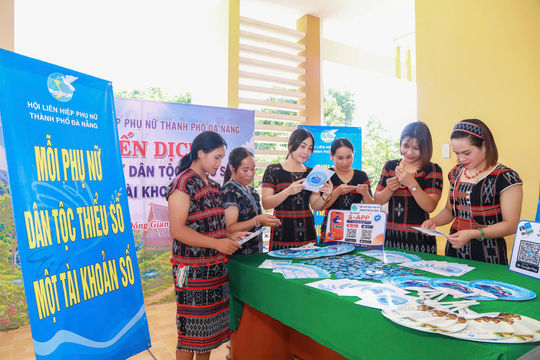 Triển khai chiến dịch “Mỗi phụ nữ dân tộc thiểu số - Một tài khoản số” tại xã Đông Giang