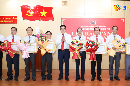 Đảng ủy Các cơ quan Đảng thành phố Đà Nẵng trao Huy hiệu Đảng đợt 2/9