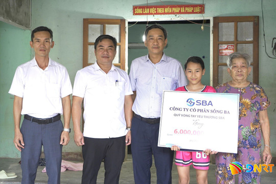 Công ty CP Sông Ba trao học bổng cho học sinh mồ côi xã Quế Phước