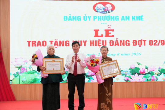 Các địa phương trao Huy hiệu Đảng cho đảng viên đợt 2/9
