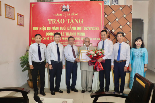 Thường trực Ban Bí thư Trần Cẩm Tú trao Huy hiệu 80 năm tuổi Đảng cho đảng viên Lê Thanh Minh