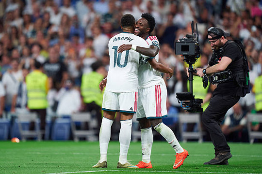 Real Madrid vùi dập Sociedad 4-1: Mbappe lập hat-trick, dấu ấn chiến thuật Jose Mourinho