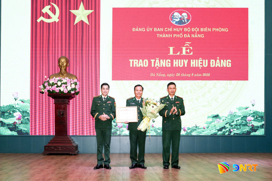 Đảng ủy Bộ đội Biên phòng Đà Nẵng trao tặng Huy hiệu Đảng cho đảng viên