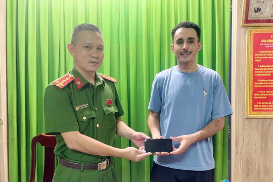 Công an phường Điện Bàn hỗ trợ du khách nước ngoài tìm được tài sản bị thất lạc
