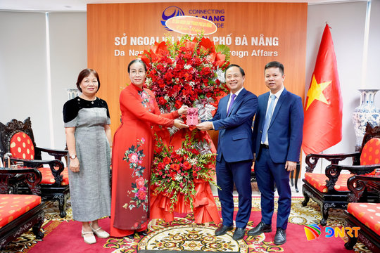 Phó Chủ tịch UBND thành phố Đà Nẵng Nguyễn Thị Anh Thi thăm, chúc mừng Sở Ngoại vụ