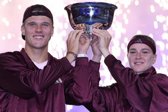 Nhận suất đặc cách, Karolina Muchova và Jakub Mensik bất ngờ vô địch đôi nam nữ US Open 2026