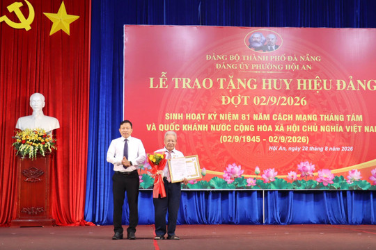 Đảng ủy phường Hội An trao Huy hiệu Đảng cho 75 đảng viên