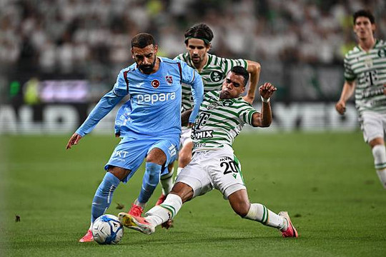 Ferencvaros vùi dập Trabzonspor 4-0 tại Europa League: Mohamed Salah bất lực vì 2 thẻ đỏ
