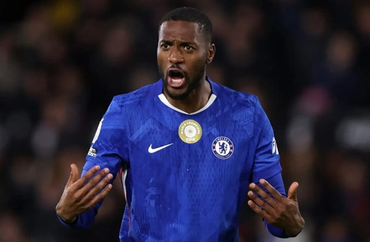 Man Utd khẩn trương nhắm bộ đôi sao Chelsea nhằm giải quyết cuộc khủng hoảng hàng thủ