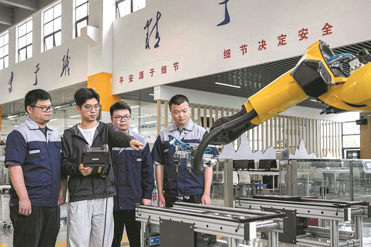 Học sinh Trung Quốc điểm cao chọn trường nghề thay vì đại học