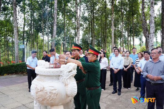 Về Nước Oa, chạm vào ký ức một thời hoa lửa