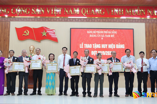 Tam Mỹ trao tặng Huy hiệu Đảng đợt 2/9 cho đảng viên