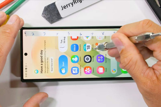 Thử thách độ bền Samsung Galaxy Z Fold8 Ultra qua bài kiểm tra cào xước và bẻ cong thực tế