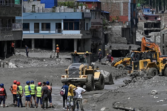 Thương vong tiếp tục tăng sau thảm họa lũ quét tại Nepal và Trung Quốc