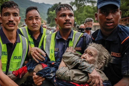 Phép màu giữa vùng lũ dữ ở Nepal