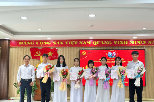 Những “hạt giống đỏ” từ mái trường