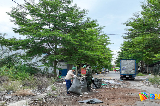 Những người trẻ tự nguyện làm sạch quê hương