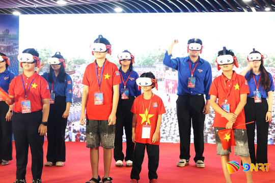 Da Nang residents, tourists enthralled by virtual journey back to 1945