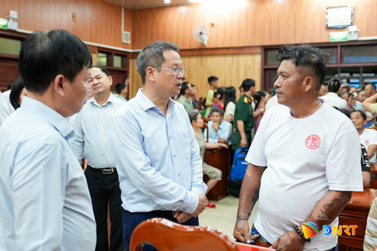 Lãnh đạo thành phố Đà Nẵng động viên 32 ngư dân bị nạn trên biển trở về địa phương
