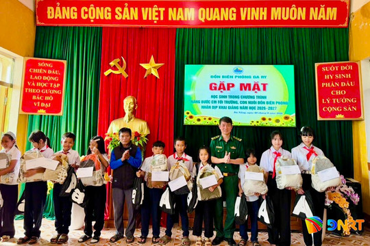 Đồn Biên phòng Ga Ry tặng quà 30 học sinh vùng biên xã Hùng Sơn