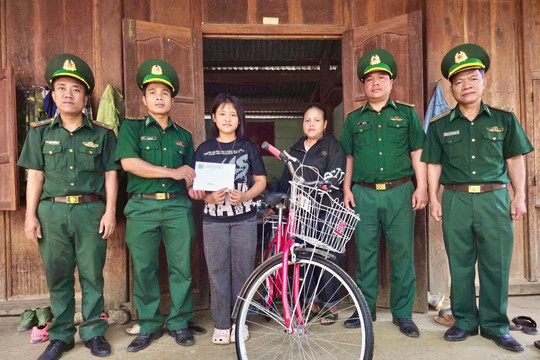 Đồn Biên phòng Anông trao quà học sinh nhân dịp năm học mới 2026 - 2027