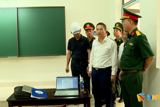 Chủ tịch UBND thành phố Nguyễn Mạnh Hùng kiểm tra công tác chuẩn bị khai giảng tại xã Hùng Sơn