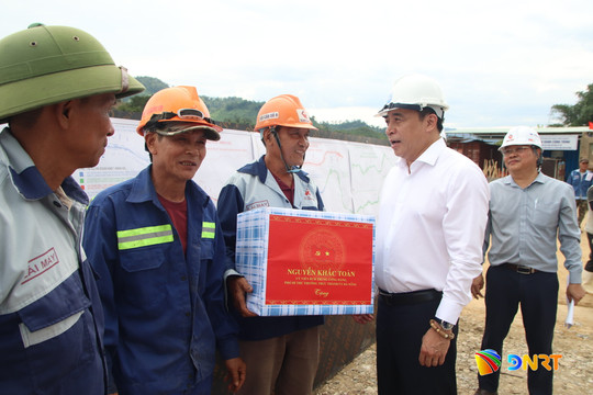 Phó Bí thư Thường trực Thành ủy Nguyễn Khắc Toàn kiểm tra tiến độ dự án nâng cấp quốc lộ 14D