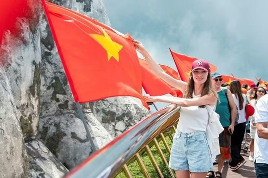 Vietnam welcomes nearly 16 million international visitors in first eight months