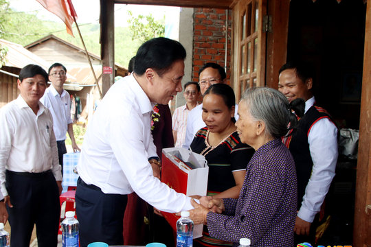 Phó Bí thư Thường trực Thành ủy Nguyễn Khắc Toàn thăm người có công, người có uy tín và hộ khó khăn tại La Dêê