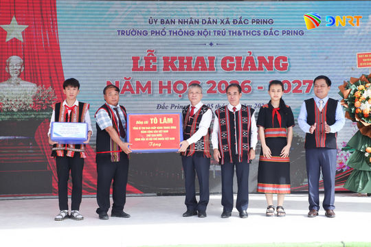 Chủ tịch HĐND thành phố Nguyễn Đức Dũng dự khai giảng tại Trường Phổ thông nội trú liên cấp Tiểu học - THCS Đắc Pring