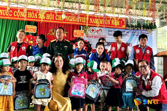 Tặng dụng cụ học tập và sinh hoạt cho học sinh Trường Mầm non Nam Giang