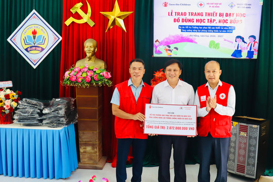 Bàn giao hơn 2 tỷ đồng hỗ trợ 6 trường học phục hồi sau thiên tai