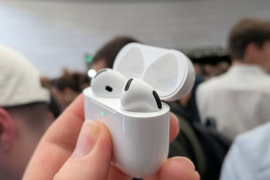 Mẫu tai nghe AirPods Ultra tích hợp camera nhận diện vật thể thông minh của Apple bị rò rỉ