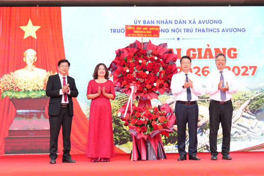 Lãnh đạo thành phố dự khai giảng năm học mới tại Trường Phổ thông nội trú Tiểu học và THCS Avương