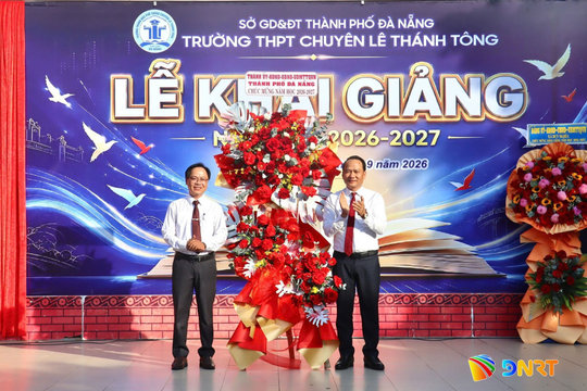 Phó Bí thư Thành ủy, Chủ tịch Ủy ban MTTQ Việt Nam thành phố Đà Nẵng Nguyễn Đình Vĩnh dự lễ khai giảng Trường THPT chuyên Lê Thánh Tông