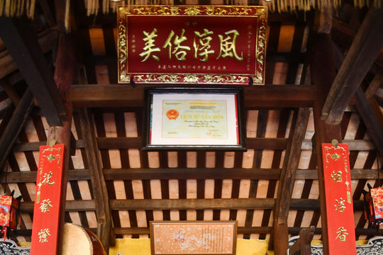 Hoành phi trong không gian thờ tự