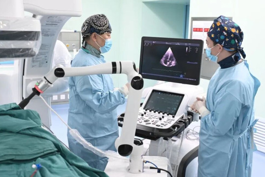 Phẫu thuật tim bẩm sinh bằng robot siêu âm tích hợp AI đầu tiên trên thế giới