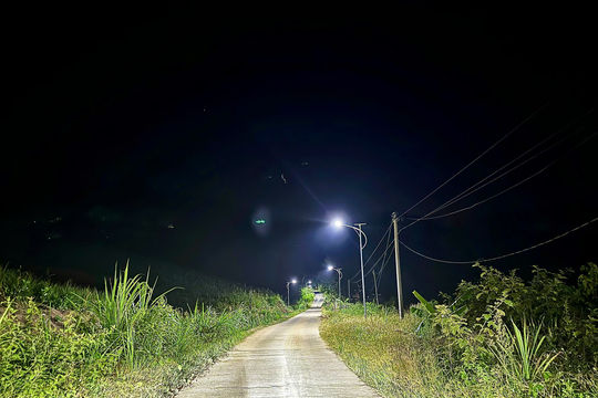 Nam Giang đầu tư 2 tỷ đồng thắp sáng gần 5km đường bằng điện mặt trời