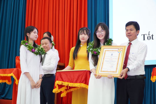 Các xã Tây Hồ, Chiên Đàn và Phú Ninh trao giải thưởng Phan Châu Trinh cho 78 cá nhân