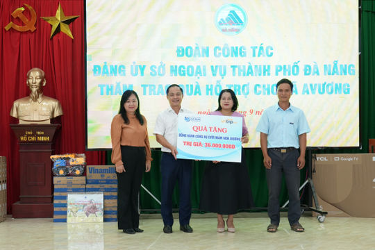 Sở Ngoại vụ tặng quà và trao hỗ trợ an sinh xã hội tại xã Avương