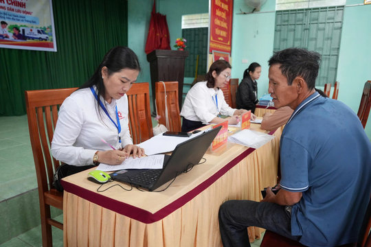 Về thôn hỗ trợ làm thủ tục hành chính
