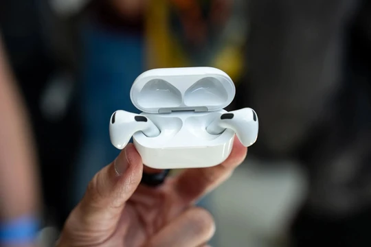 Apple ra mắt AirPods 5: Đột phá với dịch thuật trực tiếp và trợ lý Apple Intelligence