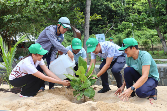Gieo cỏ cây vun đắp khu sinh quyển
