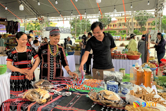 Khai mạc phiên chợ hàng Việt tại xã Đông Giang