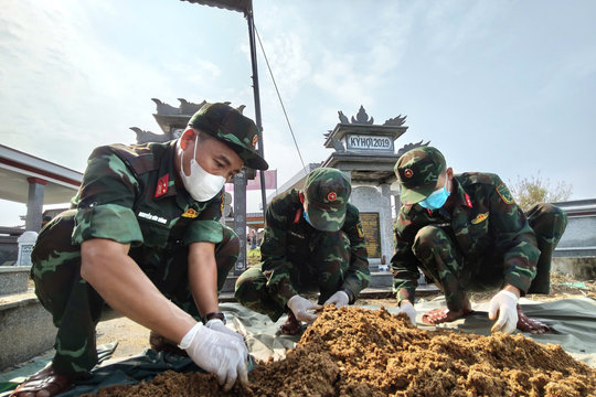 Cất bốc 17 hài cốt liệt sĩ tại xã Thu Bồn sau gần 40 năm được người dân chăm sóc